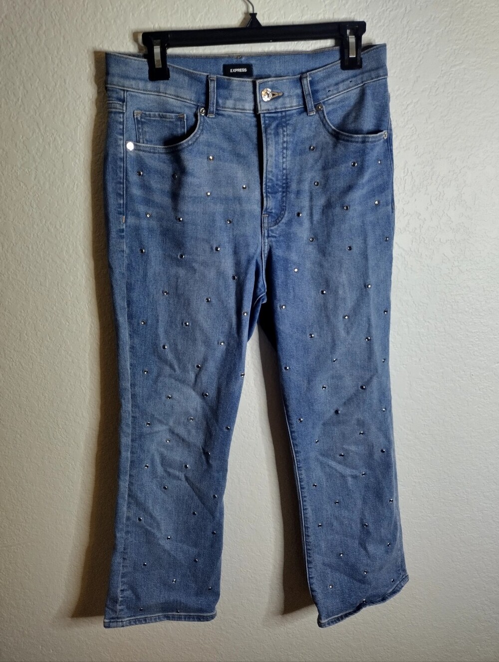 Express cropped flare high rise embellished light wash blue jeans Sz 8